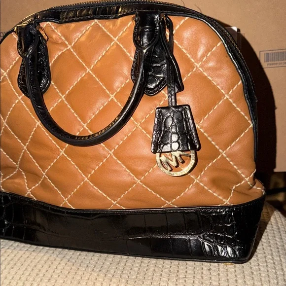 Michael Kors Smythe Dome sz Large - Picture 2 of 13